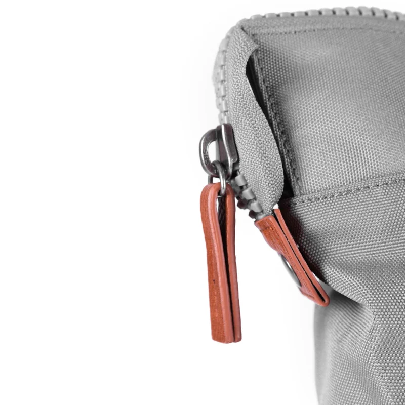 ROKA Bantry B Stormy Medium Tasche aus recyceltem Canvas