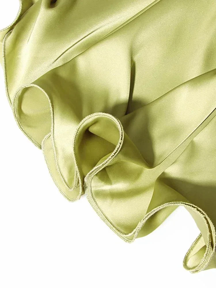 Kurzes Abendkleid mit Kettendetail | Fließendes Design