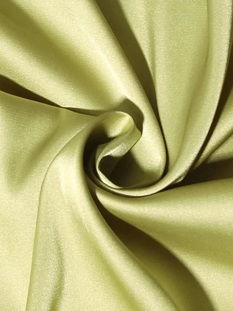 Kurzes Abendkleid mit Kettendetail | Fließendes Design