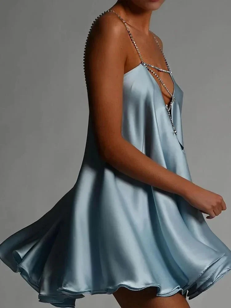 Kurzes Abendkleid mit Kettendetail | Fließendes Design