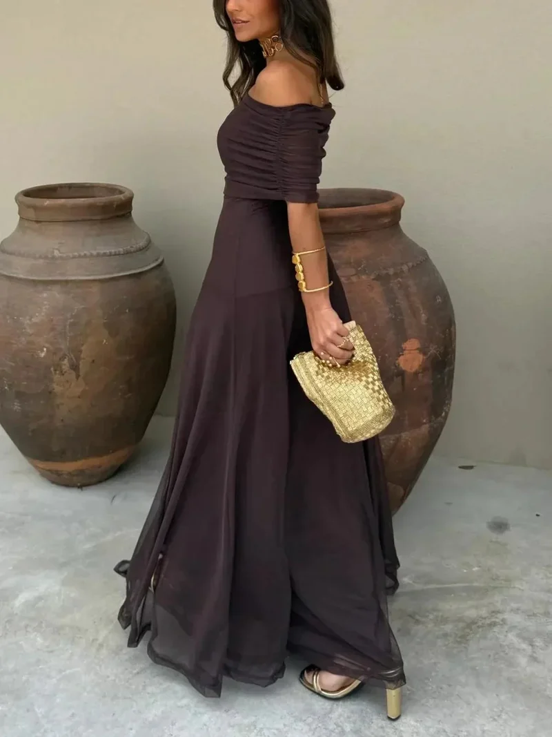 Langes Kleid mit nackten Schultern in Schokoladenbraun
