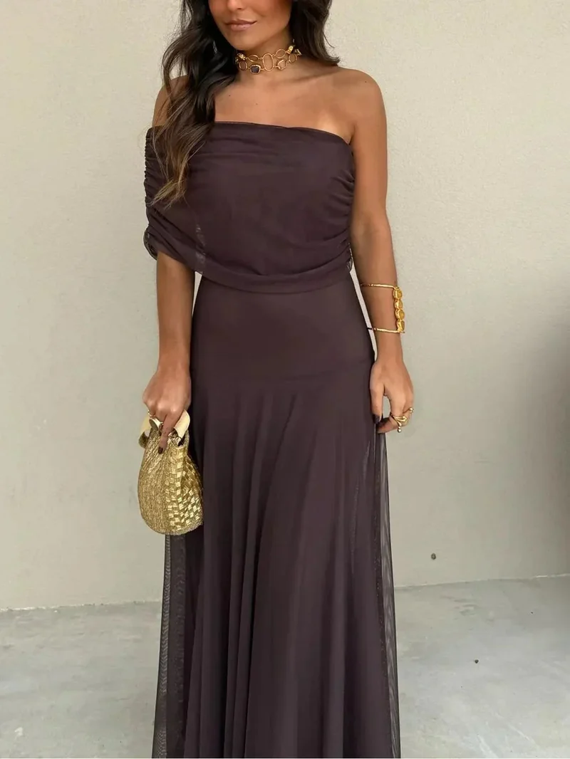 Langes Kleid mit nackten Schultern in Schokoladenbraun