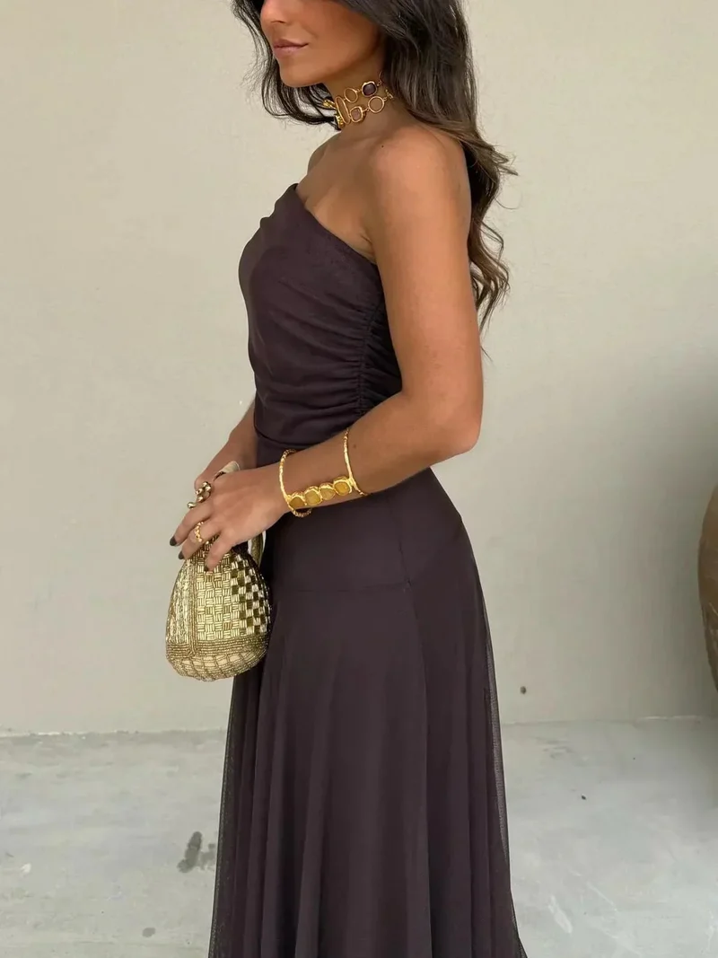 Langes Kleid mit nackten Schultern in Schokoladenbraun