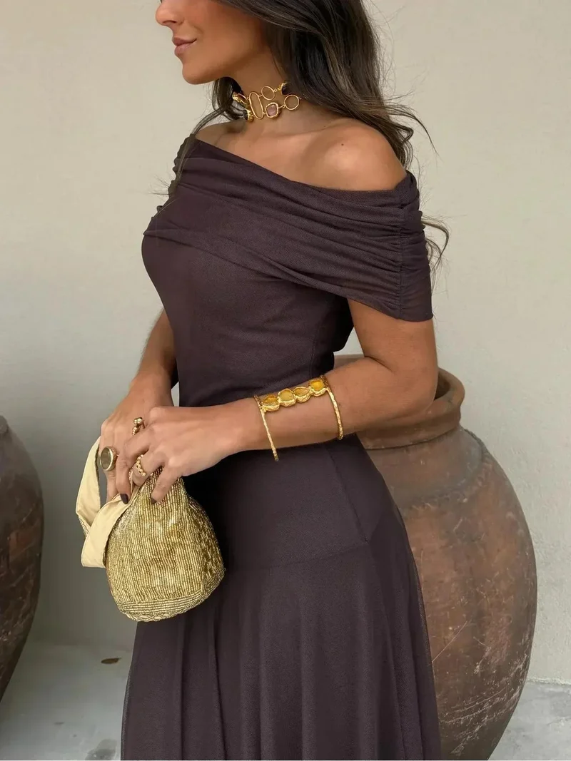 Langes Kleid mit nackten Schultern in Schokoladenbraun
