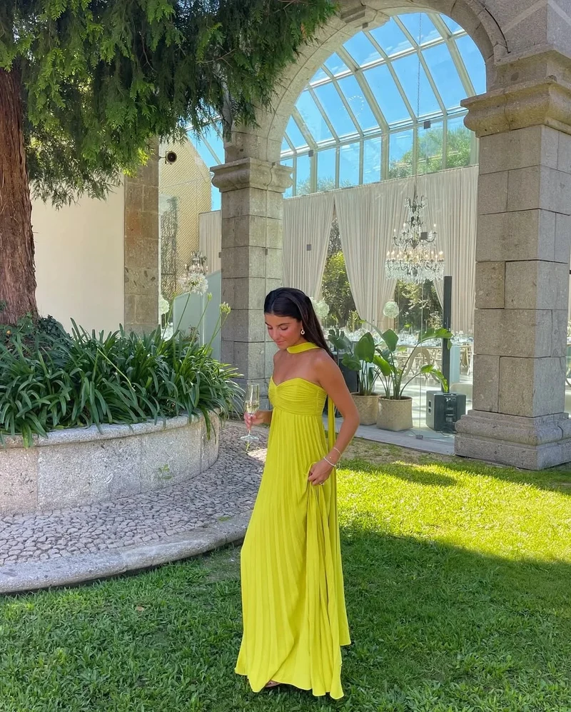 Gelbes Maxikleid mit Falten und trägerlosem Design für Damen