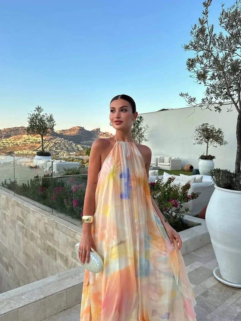 Langes Damenkleid mit Rückenfreiem Design und Farbprint