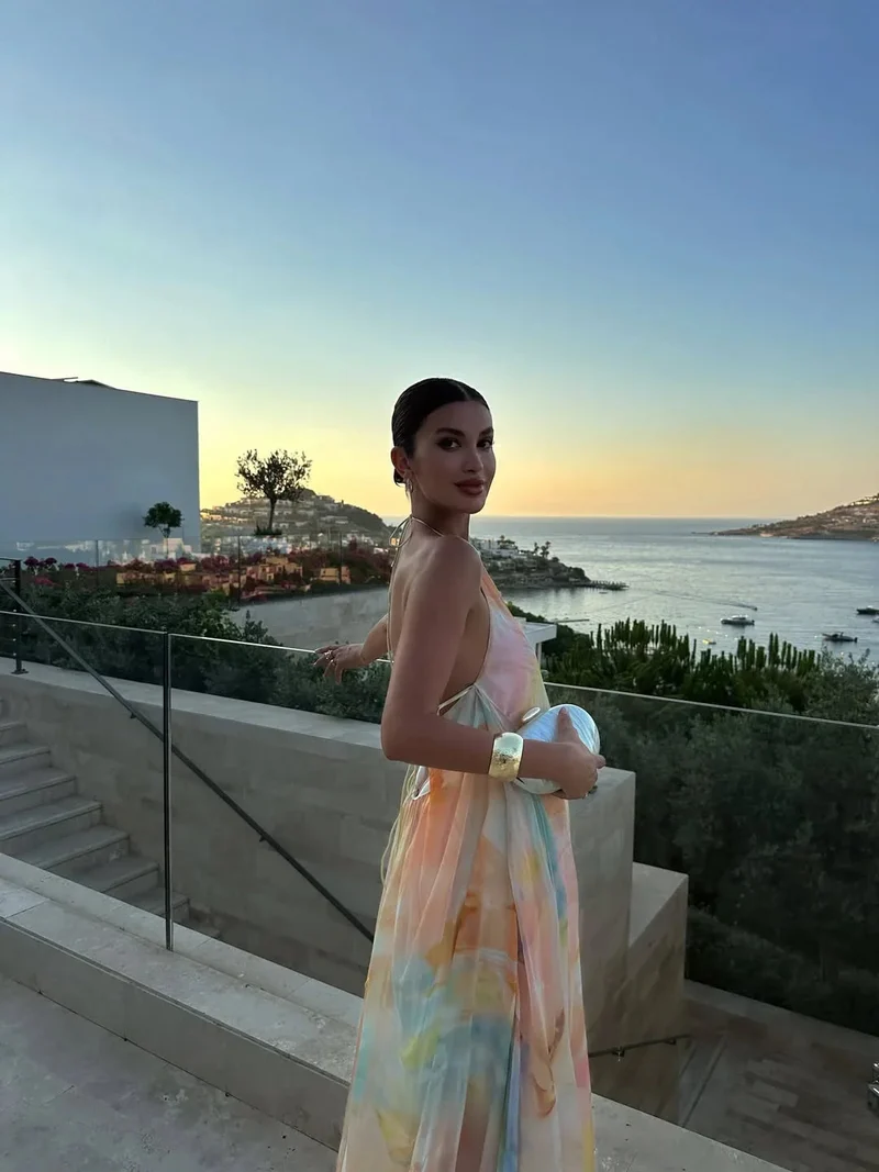 Langes Damenkleid mit Rückenfreiem Design und Farbprint