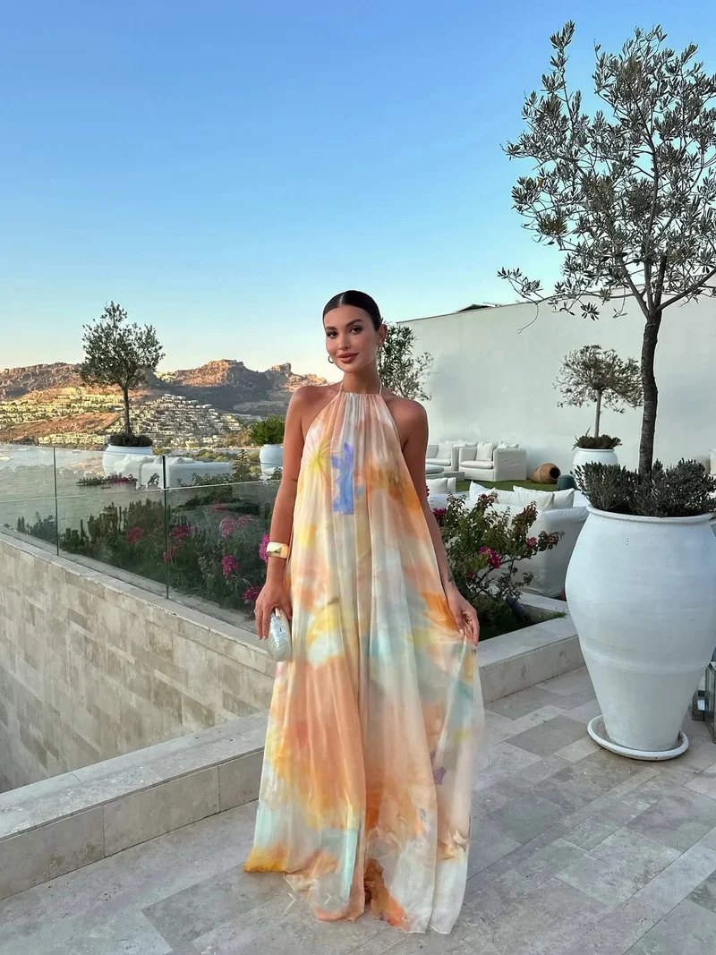 Langes Damenkleid mit Rückenfreiem Design und Farbprint