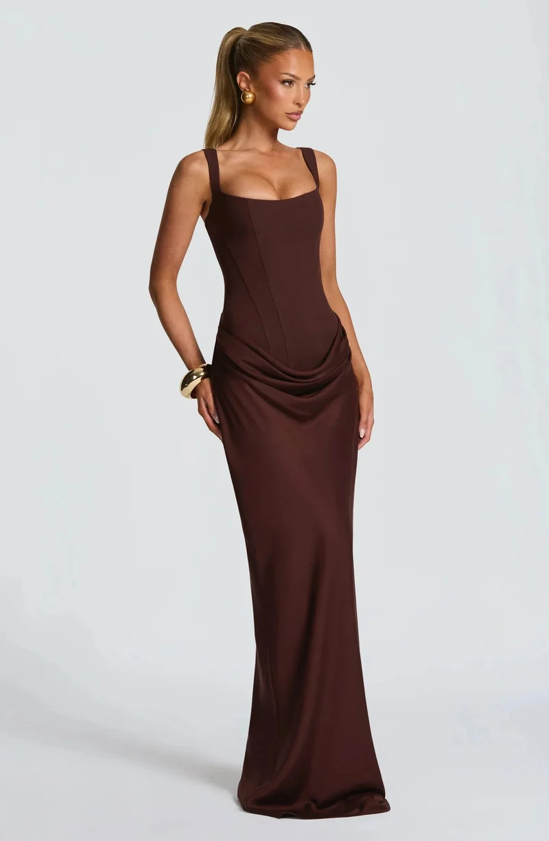 Figurbetontes Damenkleid mit rückenfreiem Schnitt | Langes Abendkleid