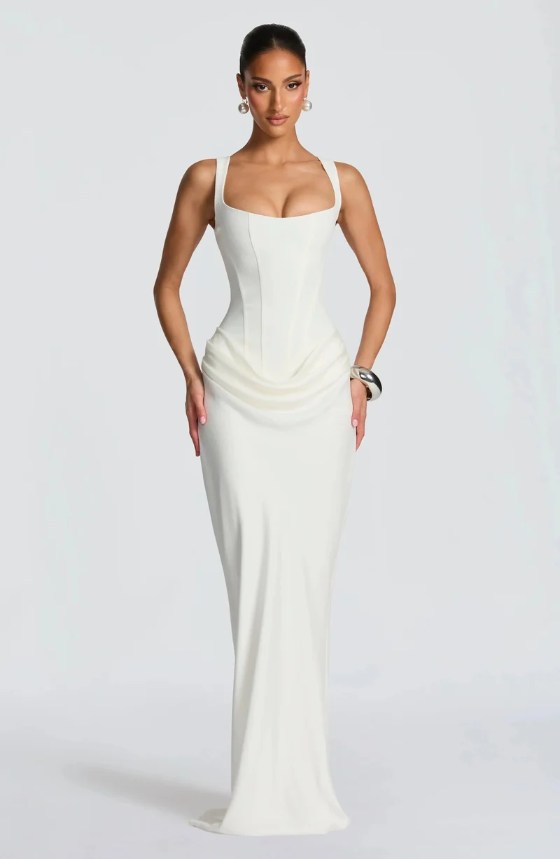 Figurbetontes Damenkleid mit rückenfreiem Schnitt | Langes Abendkleid