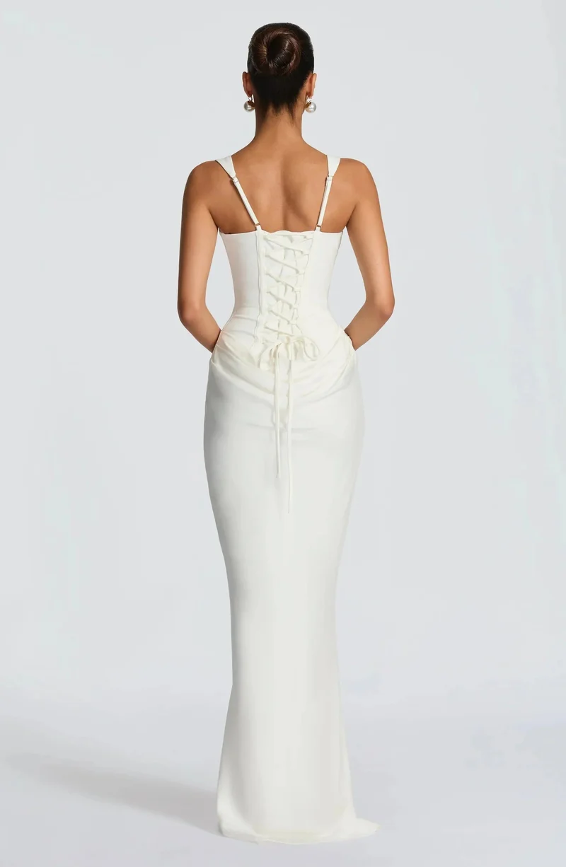 Figurbetontes Damenkleid mit rückenfreiem Schnitt | Langes Abendkleid