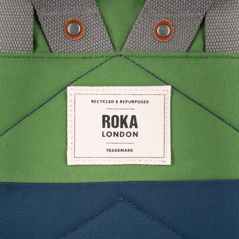 ROKA Kreativer Abfall Canfield B Tiefblau/Laubgrün Mittelgroße Tasche aus recyceltem Canvas