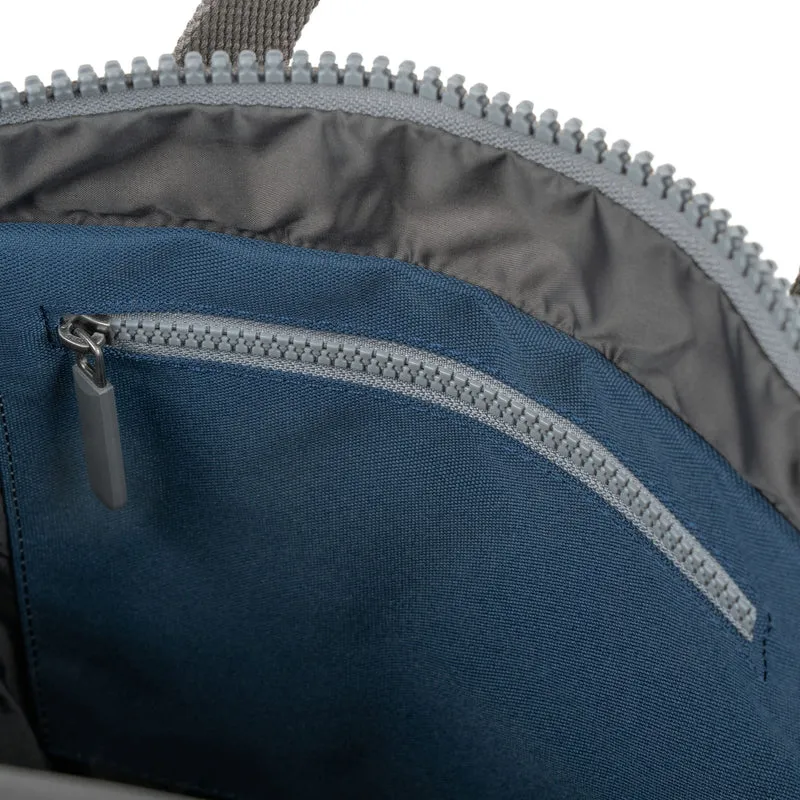 ROKA Kreativer Abfall Canfield B Tiefblau/Laubgrün Mittelgroße Tasche aus recyceltem Canvas