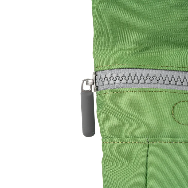 ROKA Kreativer Abfall Canfield B Tiefblau/Laubgrün Mittelgroße Tasche aus recyceltem Canvas