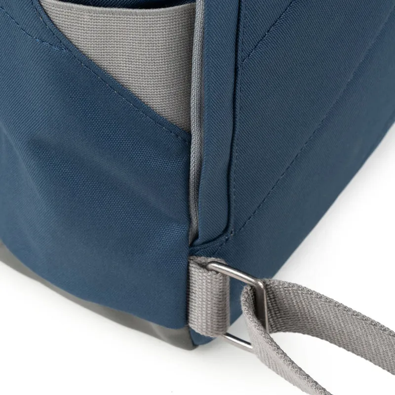 ROKA Kreativer Abfall Canfield B Tiefblau/Laubgrün Mittelgroße Tasche aus recyceltem Canvas