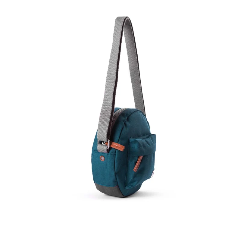 ROKA Paddington Kleine Tasche aus recyceltem Canvas, türkisfarben