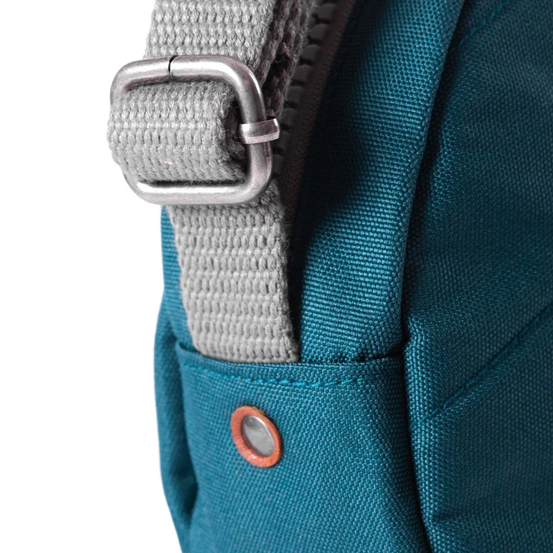 ROKA Paddington Kleine Tasche aus recyceltem Canvas, türkisfarben