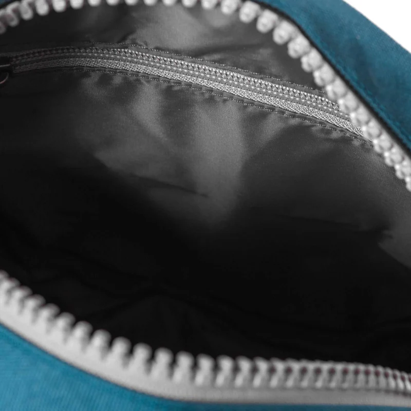 ROKA Paddington Kleine Tasche aus recyceltem Canvas, türkisfarben