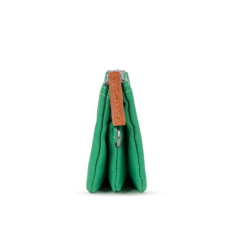 ROKA Carnaby Kleine Handtasche aus recyceltem Canvas, Mountain Green