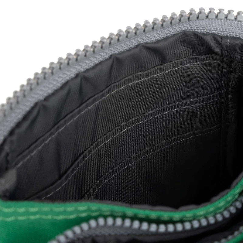 ROKA Carnaby Kleine Handtasche aus recyceltem Canvas, Mountain Green