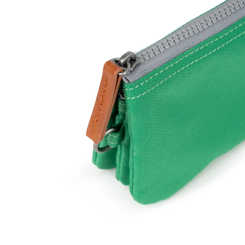 ROKA Carnaby Kleine Handtasche aus recyceltem Canvas, Mountain Green