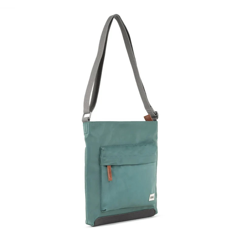 ROKA Kennington B Sage Medium Tasche aus recyceltem Nylon
