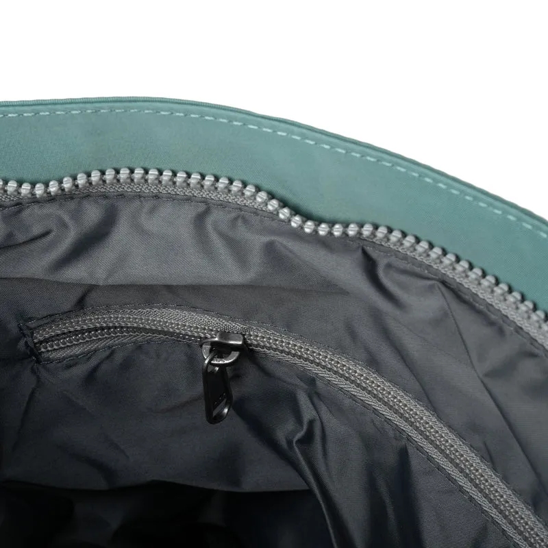 ROKA Kennington B Sage Medium Tasche aus recyceltem Nylon