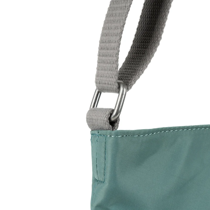 ROKA Kennington B Sage Medium Tasche aus recyceltem Nylon