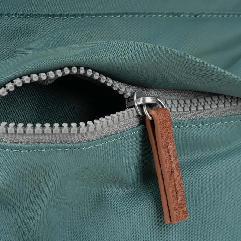 ROKA Kennington B Sage Medium Tasche aus recyceltem Nylon