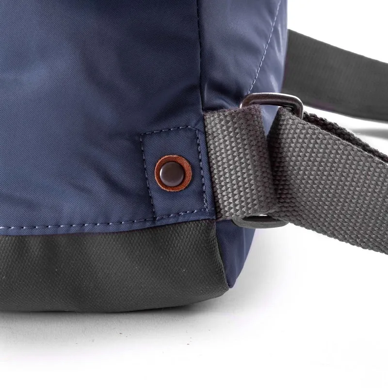 ROKA Bantry B Airforce Große Tasche aus recyceltem Nylon