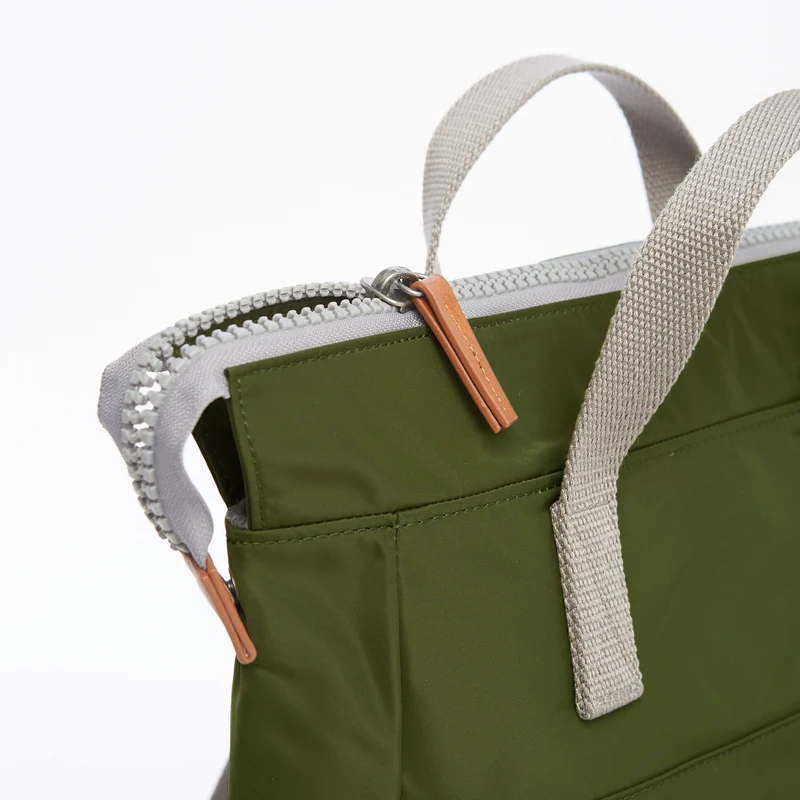 ROKA Bantry B Avocado Große Tasche aus recyceltem Nylon
