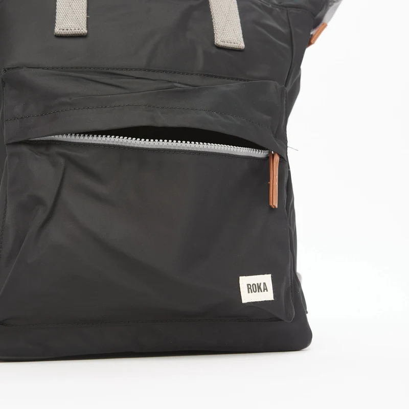 ROKA Bantry B Schwarze große Tasche aus recyceltem Nylon