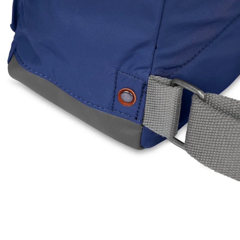 ROKA Bantry Große Tasche aus recyceltem Nylon, Farbe: Burnt Blue
