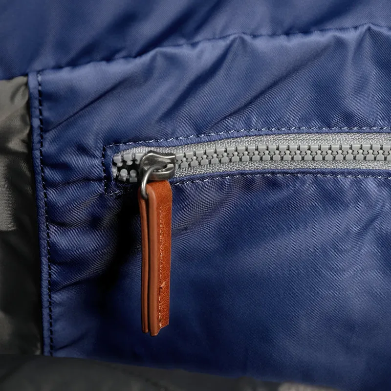 ROKA Bantry Große Tasche aus recyceltem Nylon, Farbe: Burnt Blue