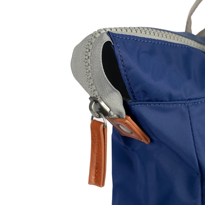 ROKA Bantry Große Tasche aus recyceltem Nylon, Farbe: Burnt Blue