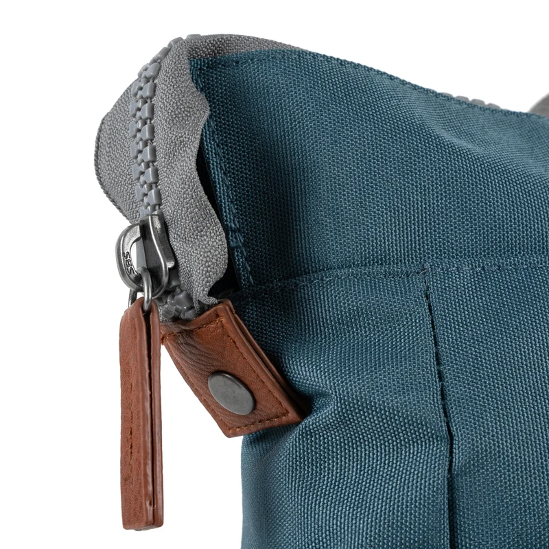 ROKA Bantry B Airforce Medium Tasche aus recyceltem Canvas