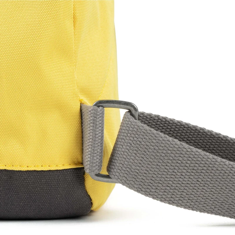 ROKA Bantry B Custard Medium Tasche aus recyceltem Canvas