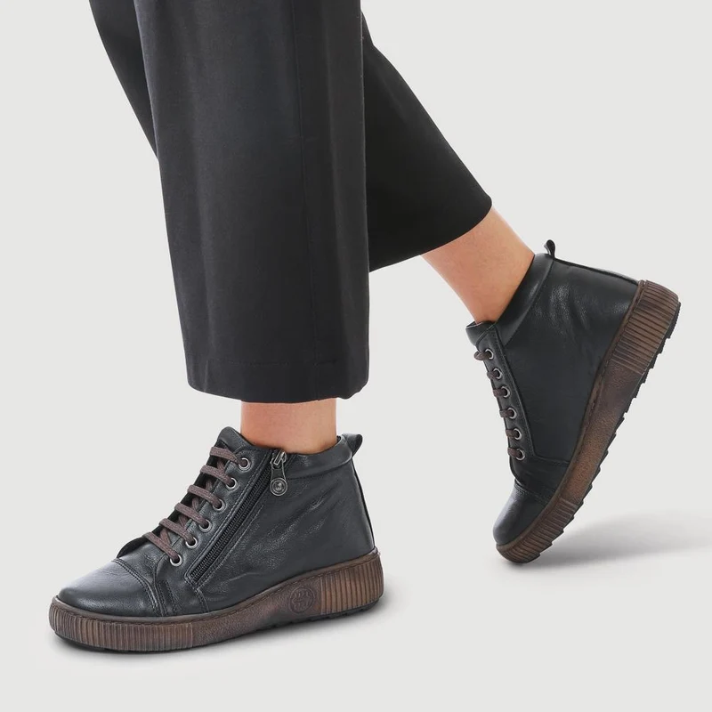 Leather Lace-Up Boots - HAK40013 / 326 039 - Black