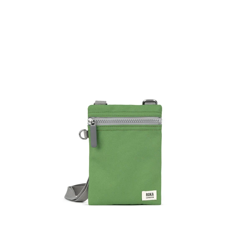 ROKA Chelsea Tasche aus recyceltem Canvas mit Laubmuster