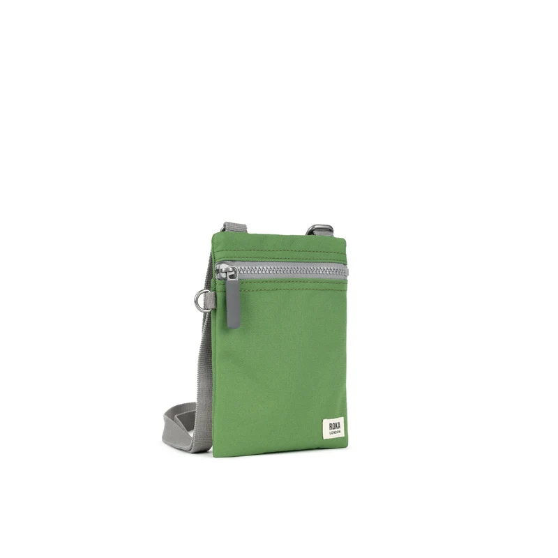 ROKA Chelsea Tasche aus recyceltem Canvas mit Laubmuster