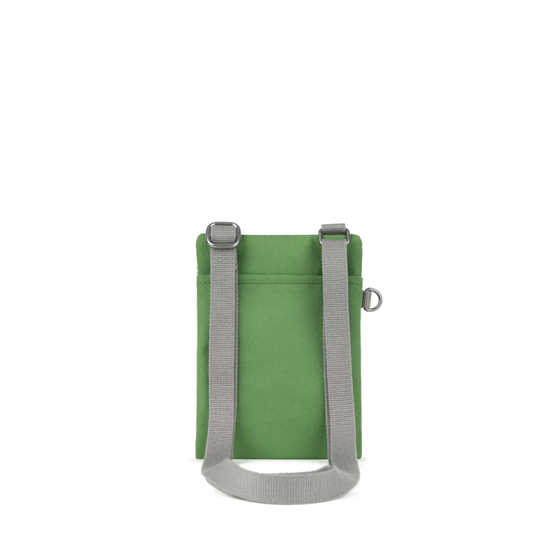 ROKA Chelsea Tasche aus recyceltem Canvas mit Laubmuster