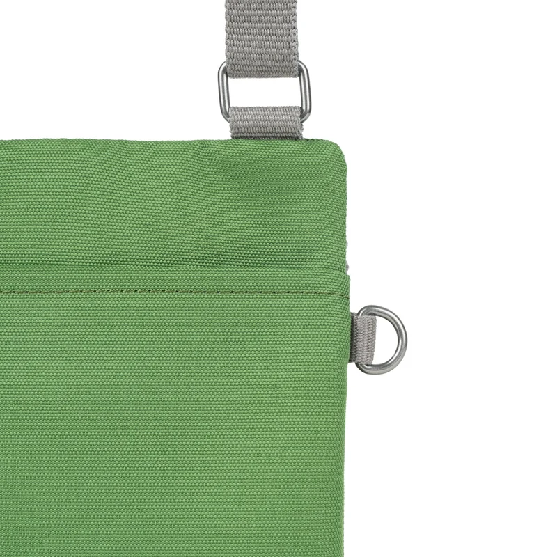 ROKA Chelsea Tasche aus recyceltem Canvas mit Laubmuster