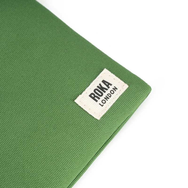 ROKA Chelsea Tasche aus recyceltem Canvas mit Laubmuster