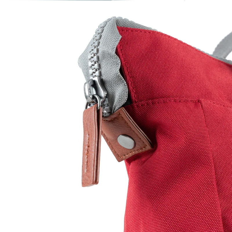 ROKA Bantry B Mars Red Medium Tasche aus recyceltem Canvas
