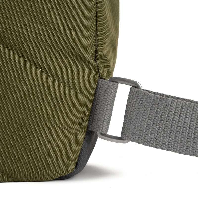 ROKA Bantry B Moss Medium Tasche aus recyceltem Canvas