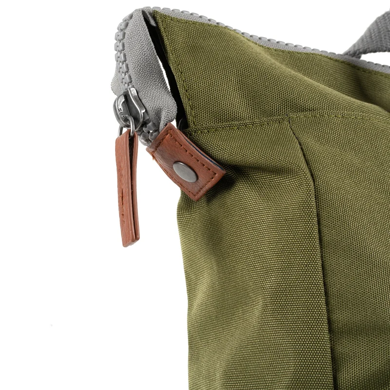 ROKA Bantry B Moss Medium Tasche aus recyceltem Canvas