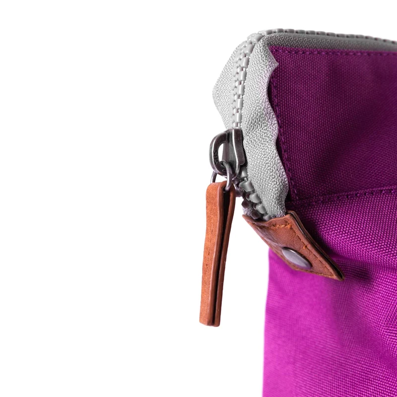 ROKA Bantry B Violet Medium Tasche aus recyceltem Canvas