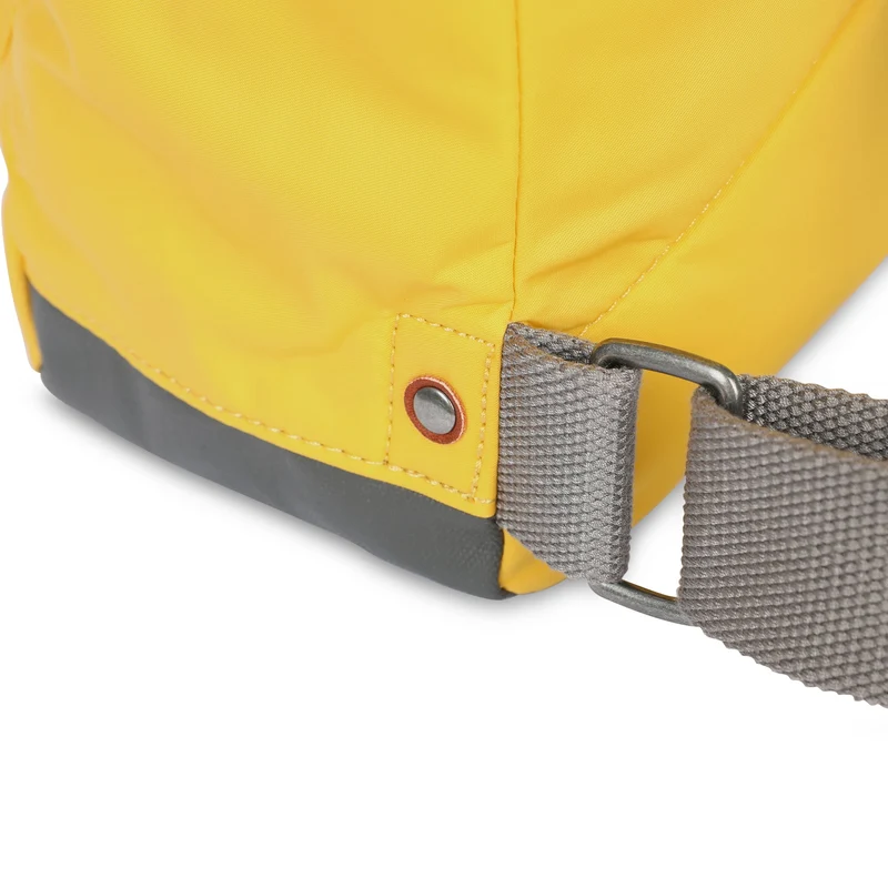 ROKA Bantry B Aspen Gelb Mittelgroße Tasche aus recyceltem Nylon