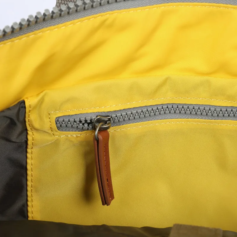 ROKA Bantry B Aspen Gelb Mittelgroße Tasche aus recyceltem Nylon