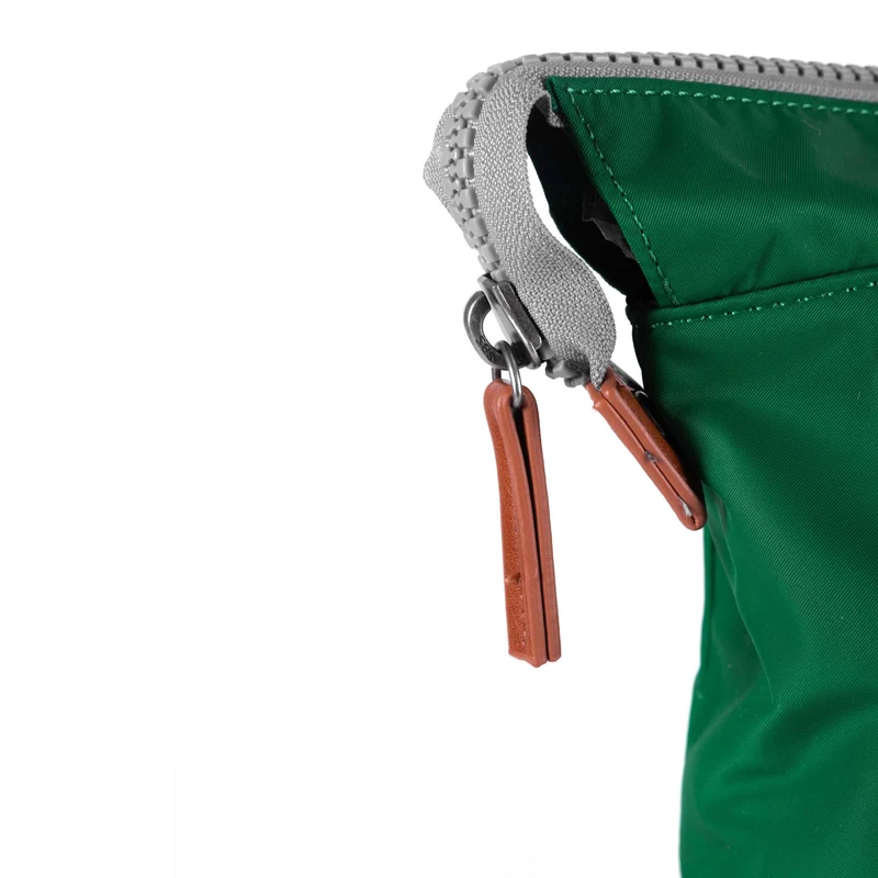 ROKA Bantry B Emerald Medium Tasche aus recyceltem Nylon